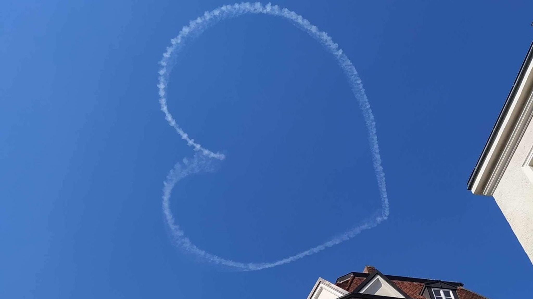 Kunstflieger malt Wiesn-Herzl an Oktoberfest-Himmel