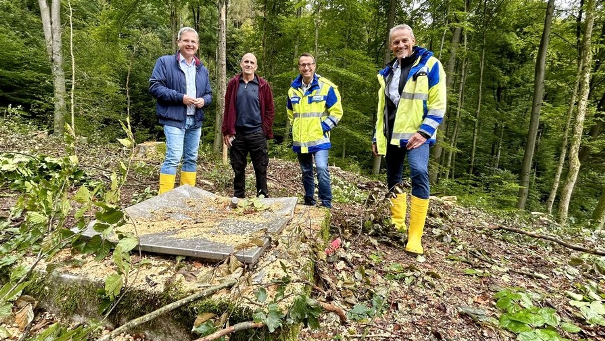 Bürgermeister, Stadtförster und Vertreter der Stadtwerke am Kahlschlag an der Hansgörgl-Quelle