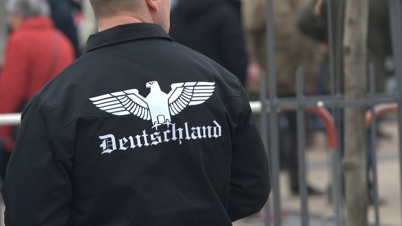 ARCHIV: "Deutschland" steht am 05.03.2016 in Rathenow auf der Jacke eines Mannes. Er steht neben dem Protestzug des rechten "Bürgerbündnisses Deutschland". 