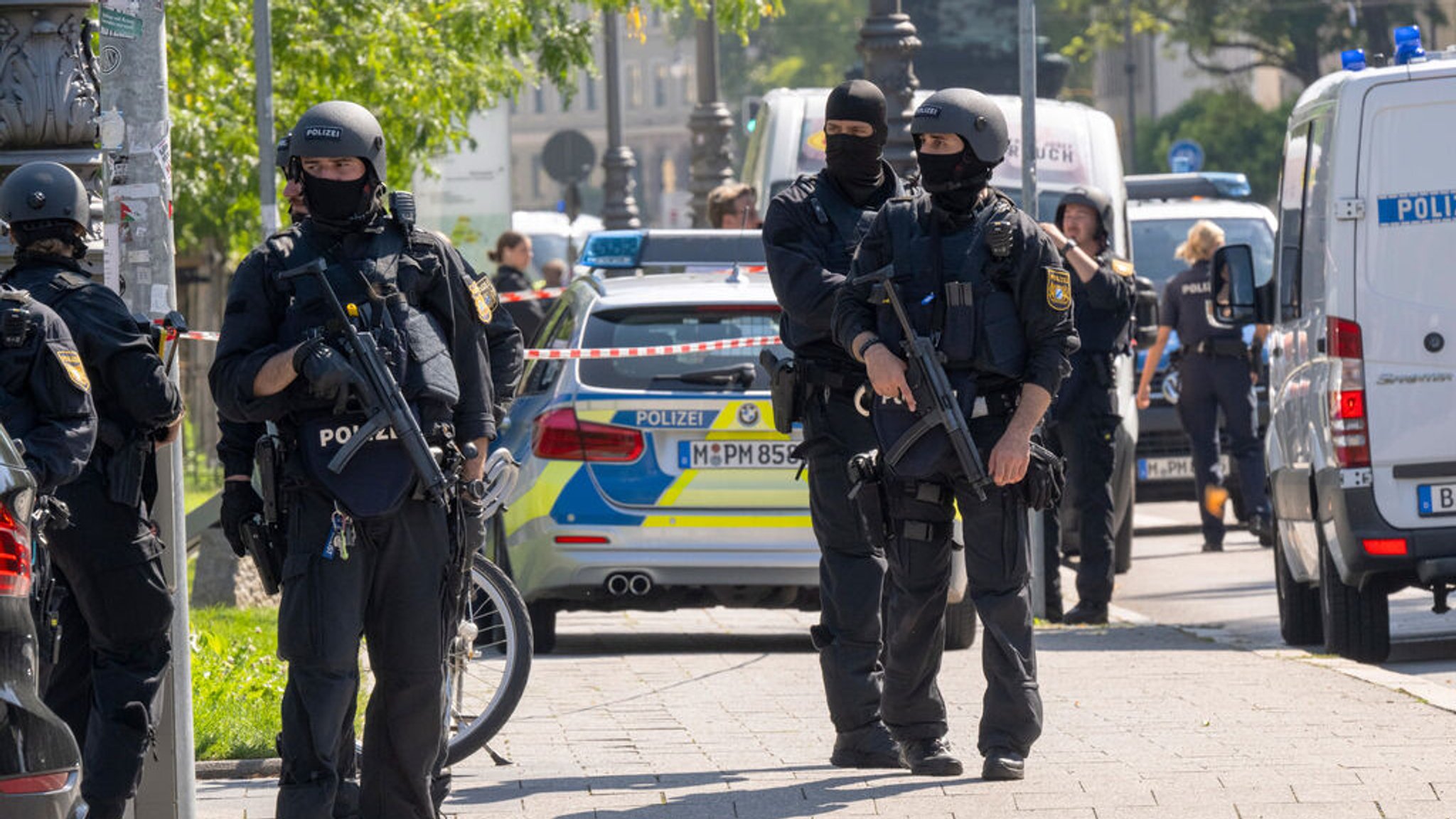 05.09.2024, Bayern, München: Polizisten sind in München im Einsatz. Die Polizei hat in der Münchner Innenstadt bei einem größeren Einsatz in der Nähe des Israelischen Generalkonsulats eine verdächtige Person niedergeschossen. Foto: Peter Kneffel/dpa +++ dpa-Bildfunk +++