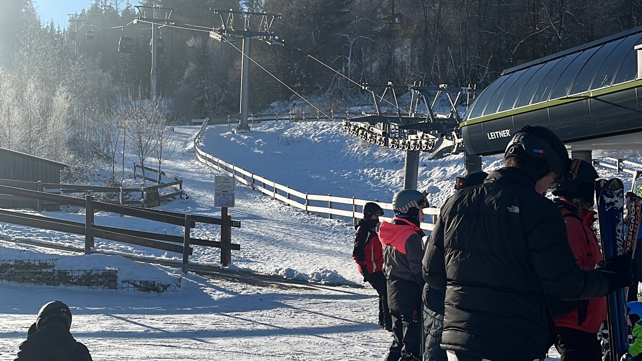 Viele Wintersportler am Gondeleingang.