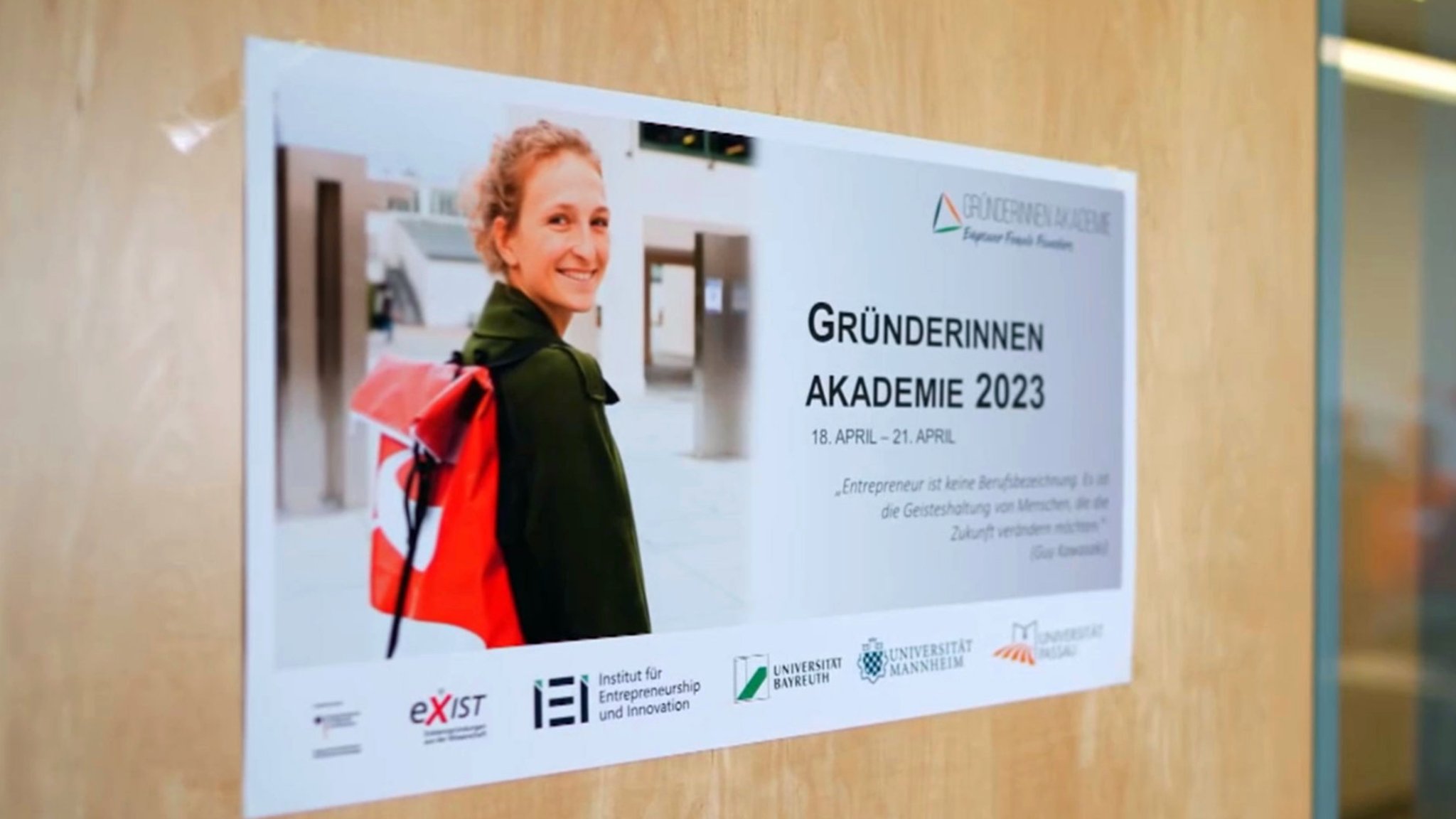 Ein Schild an einer Tür: Gründerinnenakademie 2023.