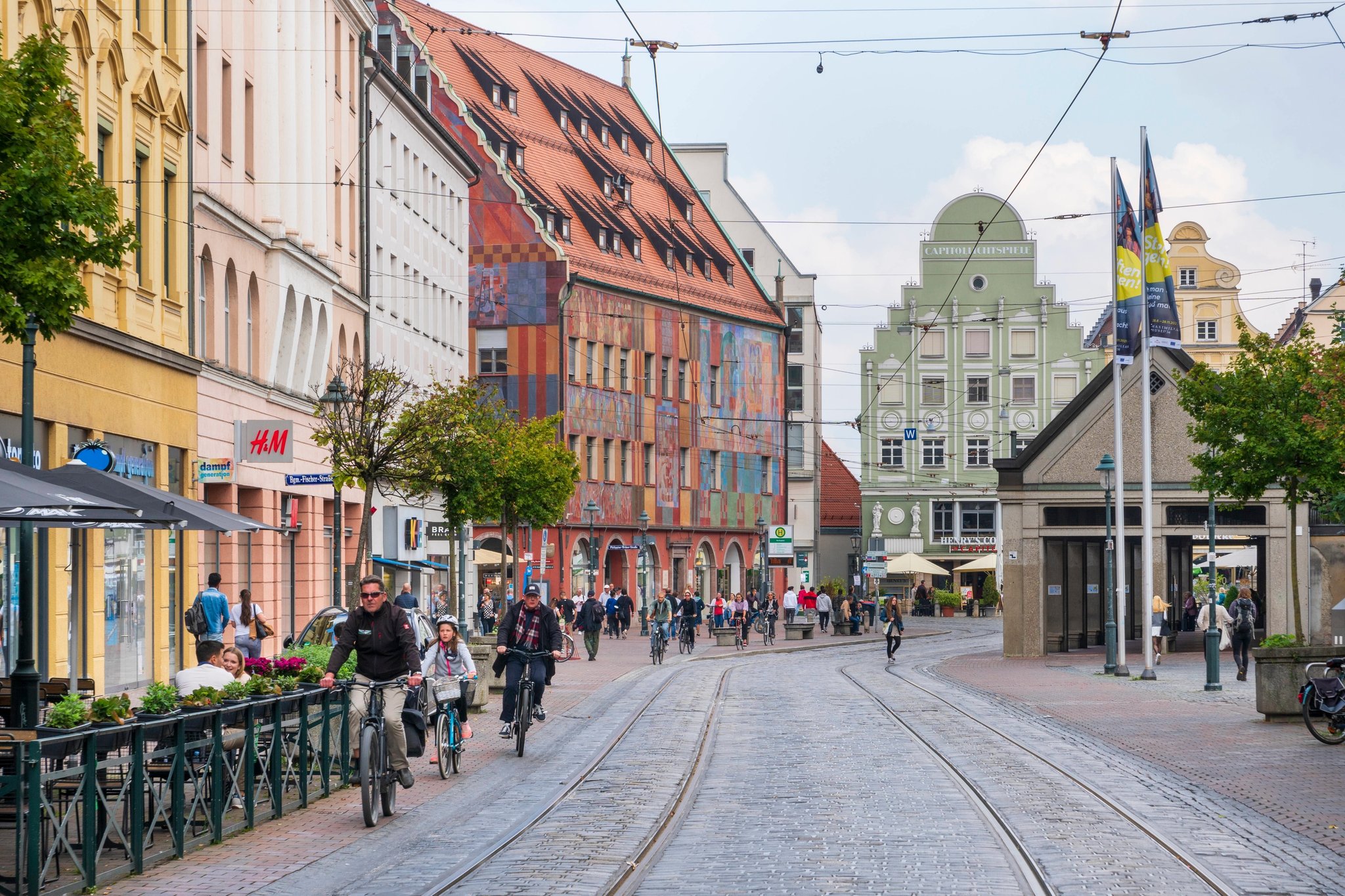 Fußgängerzone in der historischen Altstadt von Augsburg (Archivbild) | Bild: picture alliance / SZ Photo / Wolfgang Filser Fußgängerzone in der historischen Altstadt von Augsburg (Archivbild)