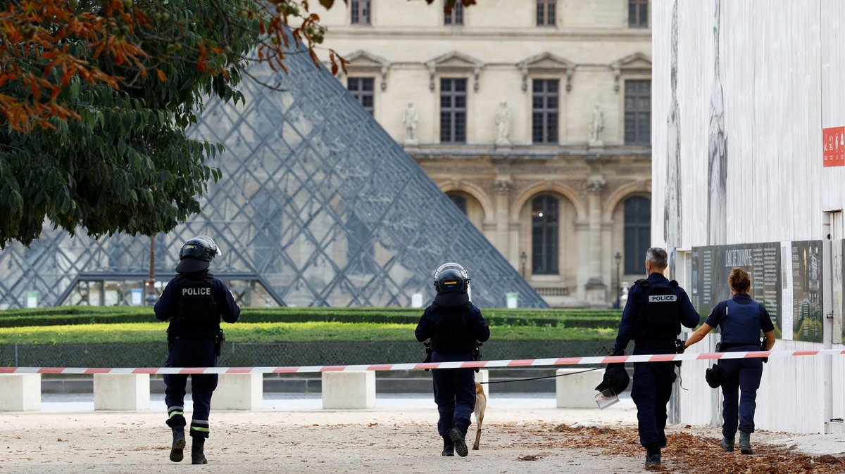 Polizei am Louvre
