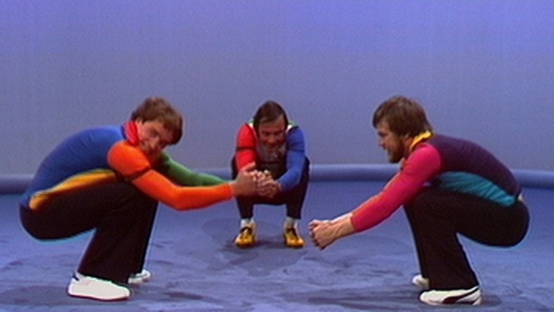 Drei Männer dehnen sich in der Hocke | Bild: BR Drei Männer dehnen sich in der Hocke