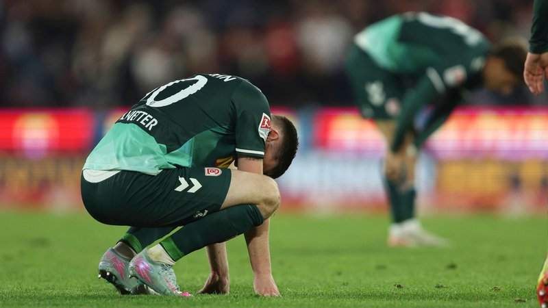 Enttäuschte Regensburger Spieler | Bild: picture-alliance/dpa Enttäuschte Regensburger Spieler