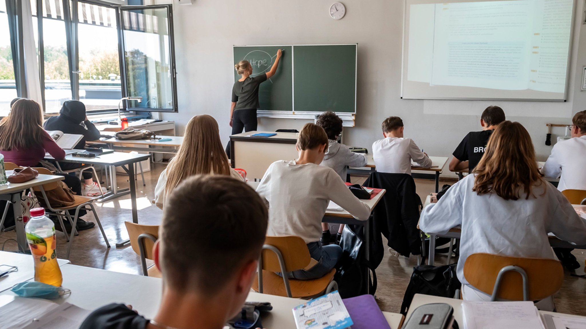 In einem Gymnasium findet eine Unterrichtsstunde einer zehnten Klasse statt.