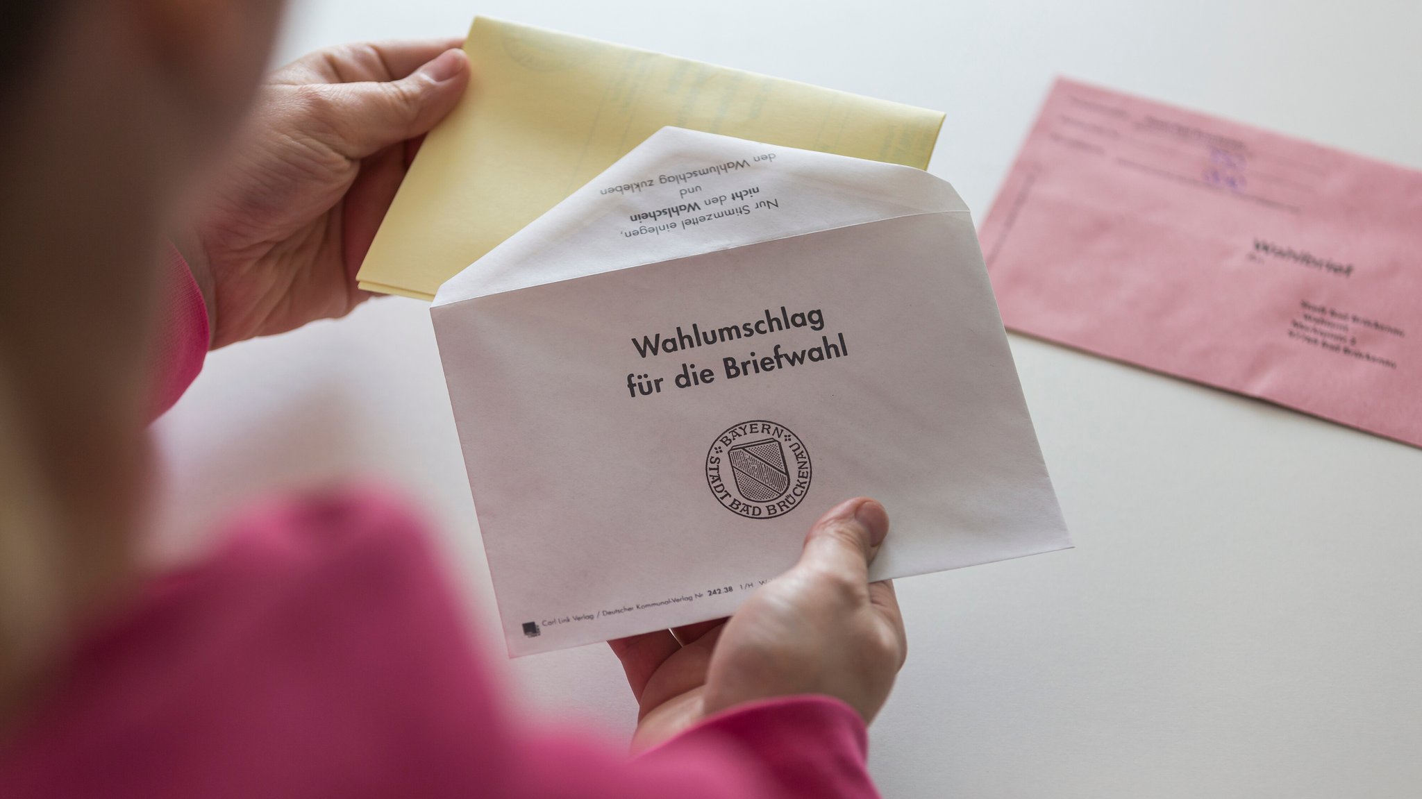 Symbolbild aus dem Archiv: Eine Frau mit ihren Wahlunterlagen für die Briefwahl. | Bild: picture alliance / HMB Media/Oliver Mueller | HMB Media/Oliver Mueller Symbolbild aus dem Archiv: Eine Frau mit ihren Wahlunterlagen für die Briefwahl.