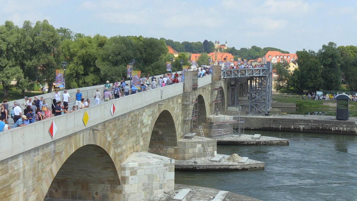 Regensburg: Steinerne Brücke eröffnet