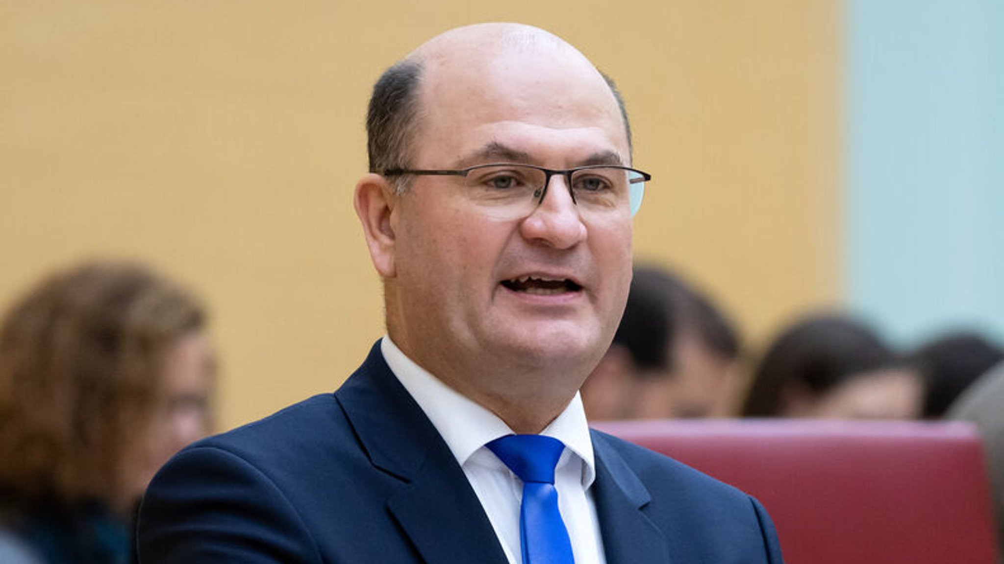 Albert Füracker (CSU), Finanzminister von Bayern, spricht im bayerischen Landtag während einer Plenarsitzung.