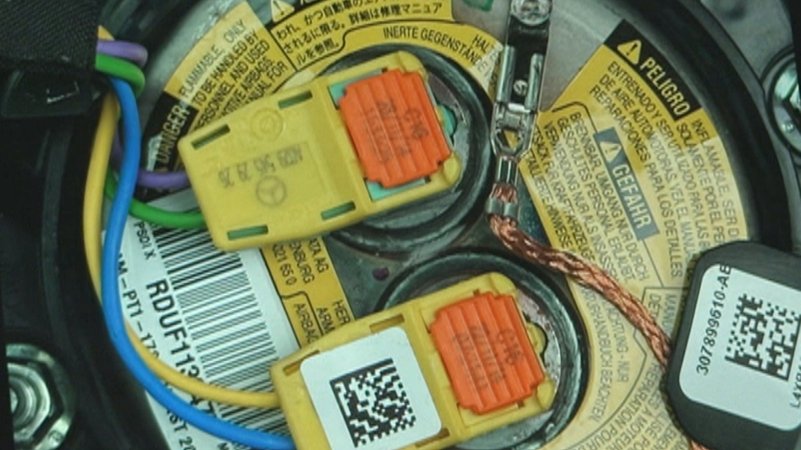 Airbag von Takata in einem Mercedes-Lenkrad | Bild: BR/Thomas Morgott Airbag von Takata in einem Mercedes-Lenkrad