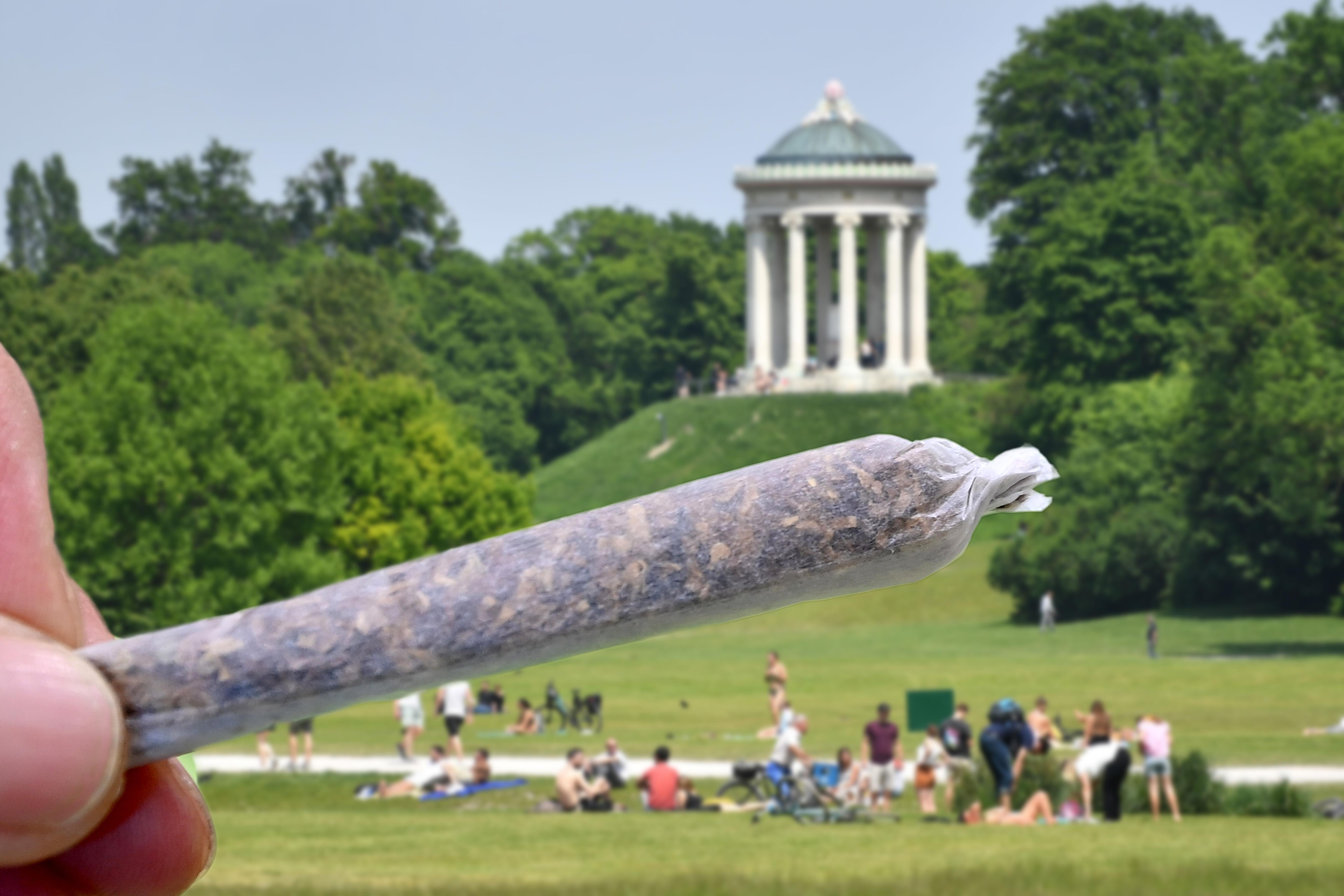 FOTOMONTAGE: Cannabis-Verbot im Englischen Garten