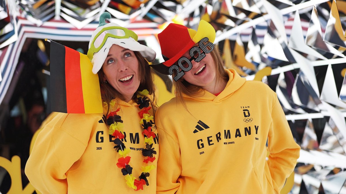 Sind bei den Olympischen Spielen 2026 dabei: Kira Weidle-Winkelmann (links) und Emma Aicher hier bei der Einkleidung in München.