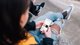 Eine Jugendliche hat ein Smartphone in der Hand | Bild:Utah beschneidet Social-Media-Nutzung Jugendlicher