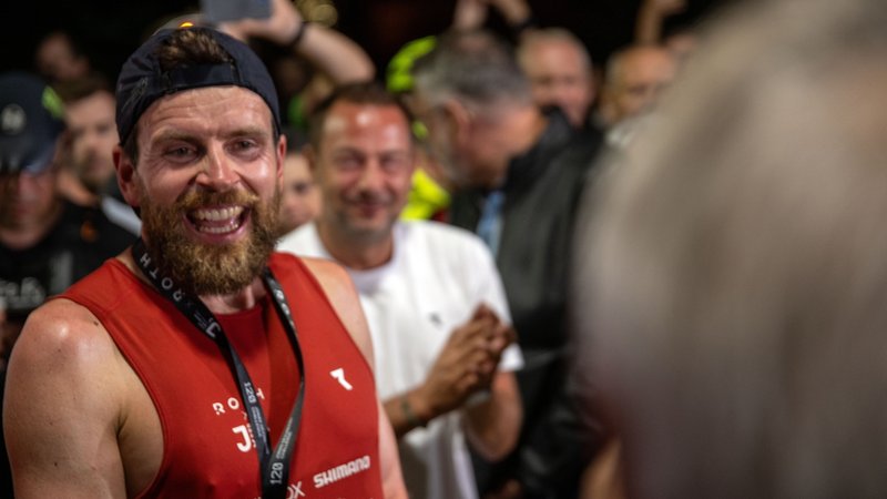Extremsportler Jonas Deichmann nach seinem Weltrekord im Langdistanz-Triathlon | Bild: picture-alliance/dpa Extremsportler Jonas Deichmann nach seinem Weltrekord im Langdistanz-Triathlon