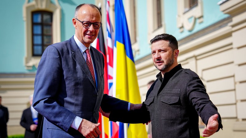 Archivbild: Bundeskanzler Merz beim Besuch in Kiew mit Präsident Selenskyj | Bild: picture alliance/dpa | Kay Nietfeld Archivbild: Bundeskanzler Merz beim Besuch in Kiew mit Präsident Selenskyj