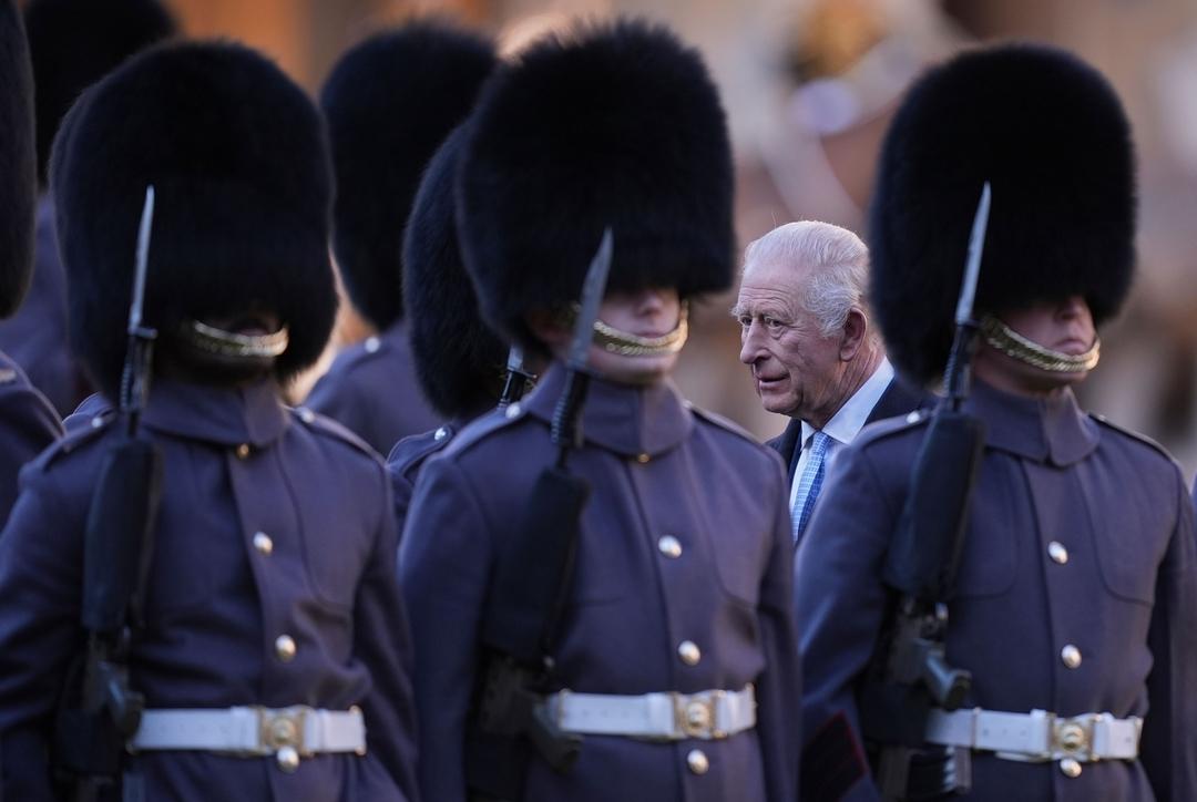 03.12.2025, Großbritannien, Windsor: Großbritanniens König Charles III. begutachtet die Ehrengarde während eines feierlichen Empfangs für den deutschen Bundespräsidenten Steinmeier auf Schloss Windsor, Berkshire, am ersten Tag des Staatsbesuchs des Bundespräsidenten in Großbritannien.