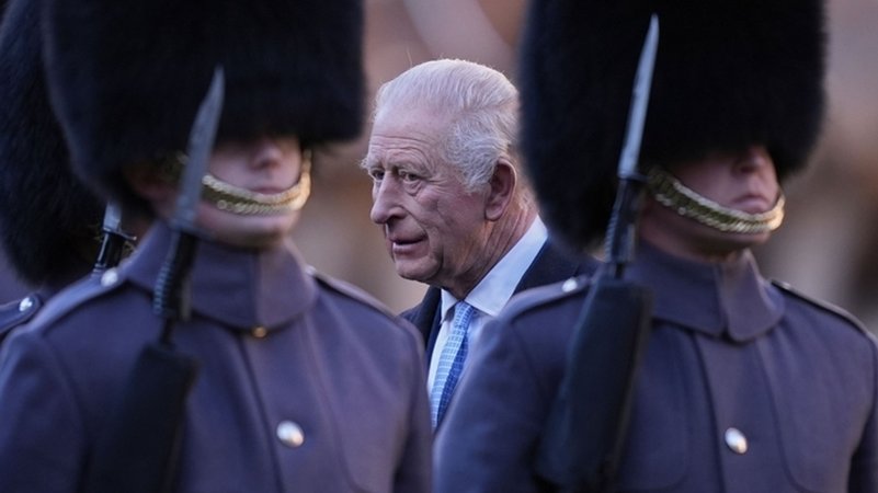 03.12.2025, Großbritannien, Windsor: Großbritanniens König Charles III. begutachtet die Ehrengarde während eines feierlichen Empfangs für den deutschen Bundespräsidenten Steinmeier auf Schloss Windsor, Berkshire, am ersten Tag des Staatsbesuchs des Bundespräsidenten in Großbritannien. | Bild: dpa-Bildfunk/Andrew Matthews 03.12.2025, Großbritannien, Windsor: Großbritanniens König Charles III. begutachtet die Ehrengarde während eines feierlichen Empfangs für den deutschen Bundespräsidenten Steinmeier auf Schloss Windsor, Berkshire, am ersten Tag des Staatsbesuchs des Bundespräsidenten in Großbritannien.