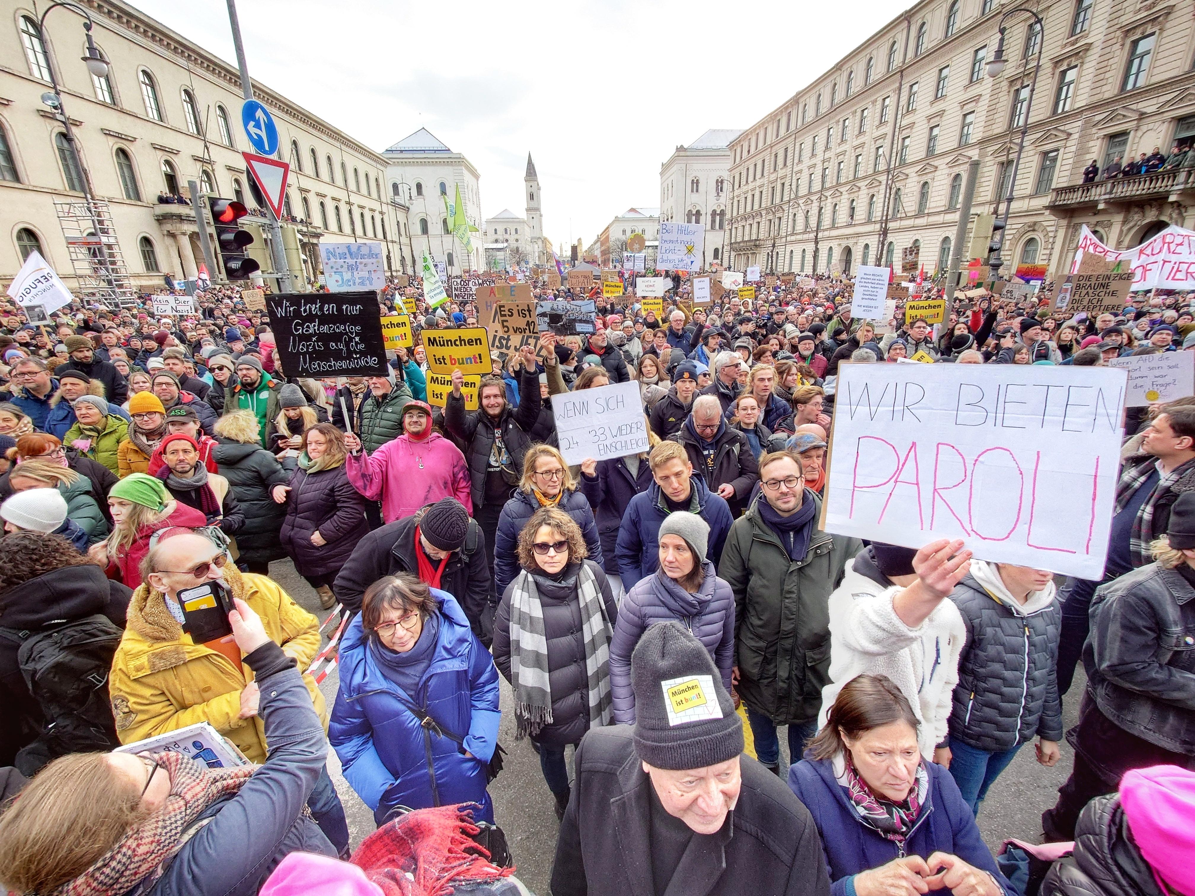 Menschen demonstrierten am Sonntag in München