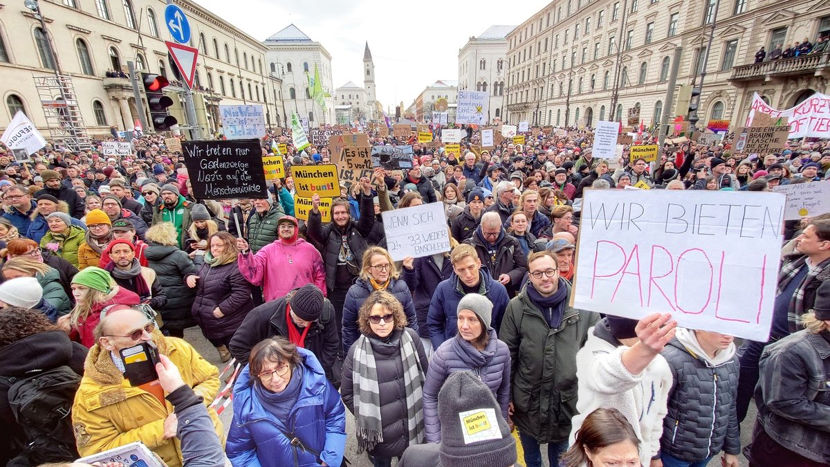 Menschen demonstrierten am Sonntag in München