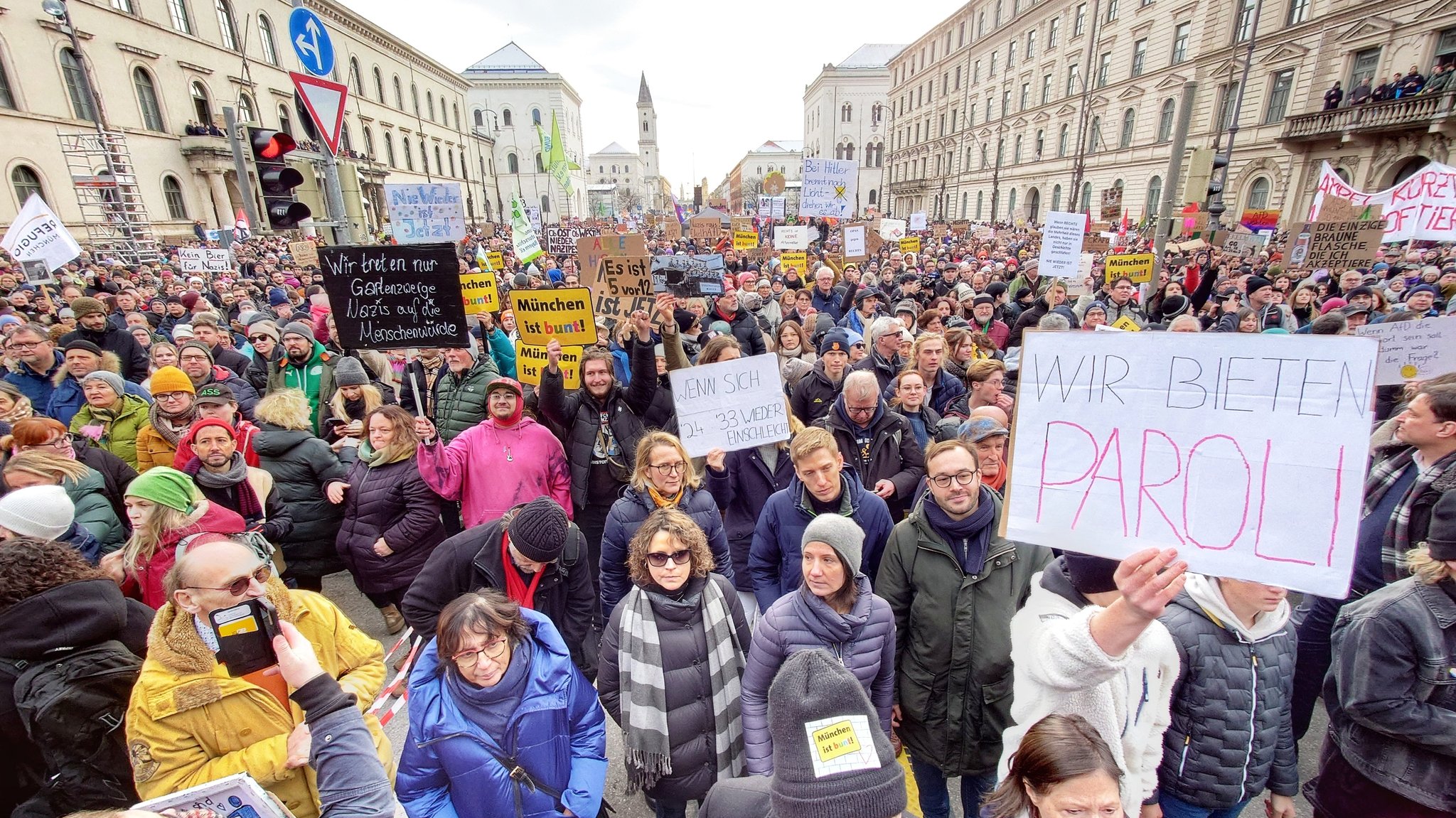 #Faktenfuchs: Das kursiert zu den "Protesten gegen rechts"