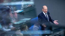 Bundeskanzler Olaf Scholz (SPD) nimmt an der Regierungsbefragung im Deutschen Bundestag teil.  | Bild:dpa-Bildfunk/Michael Kappeler