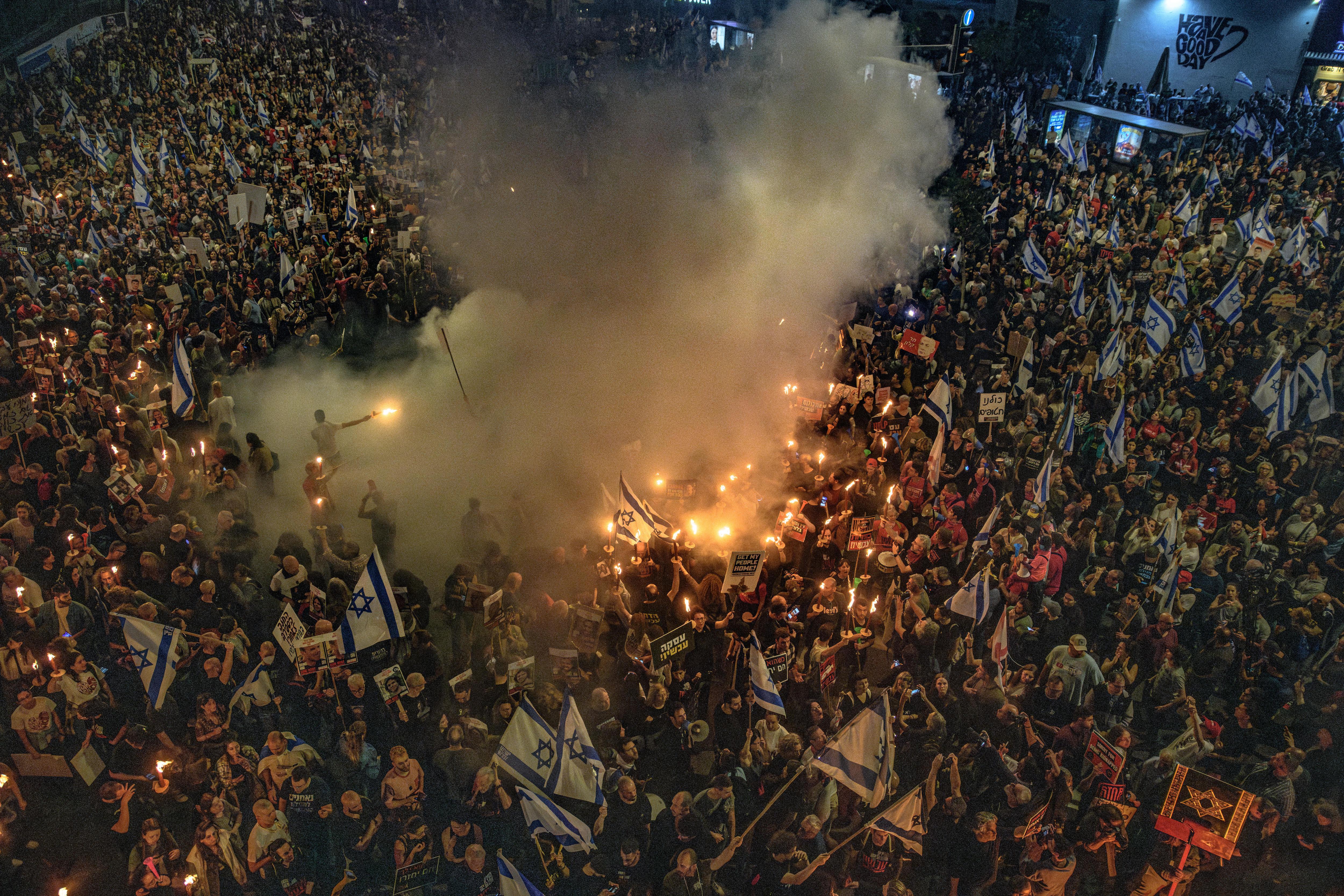 Zehntausende demonstrierten am 30. März gemeinsam mit den Familien der Geiseln in Tel Aviv gegen Premierminister Benjamin Netanjahu.