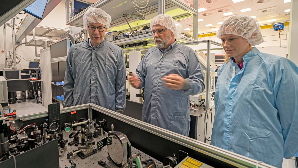 Wissenschaftsminister Markus Blume am CALA-Lasersystem der LMU, mit LMU-Professor Dr. Stefan Karsch und Heike Freund von Marvel Fusion. 