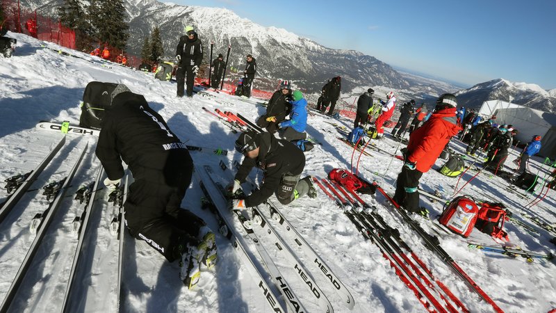 Servicemänner bereiten die Skier am Start eines Rennens vor | Bild: picture alliance/dpa | Stephan Jansen Servicemänner bereiten die Skier am Start eines Rennens vor