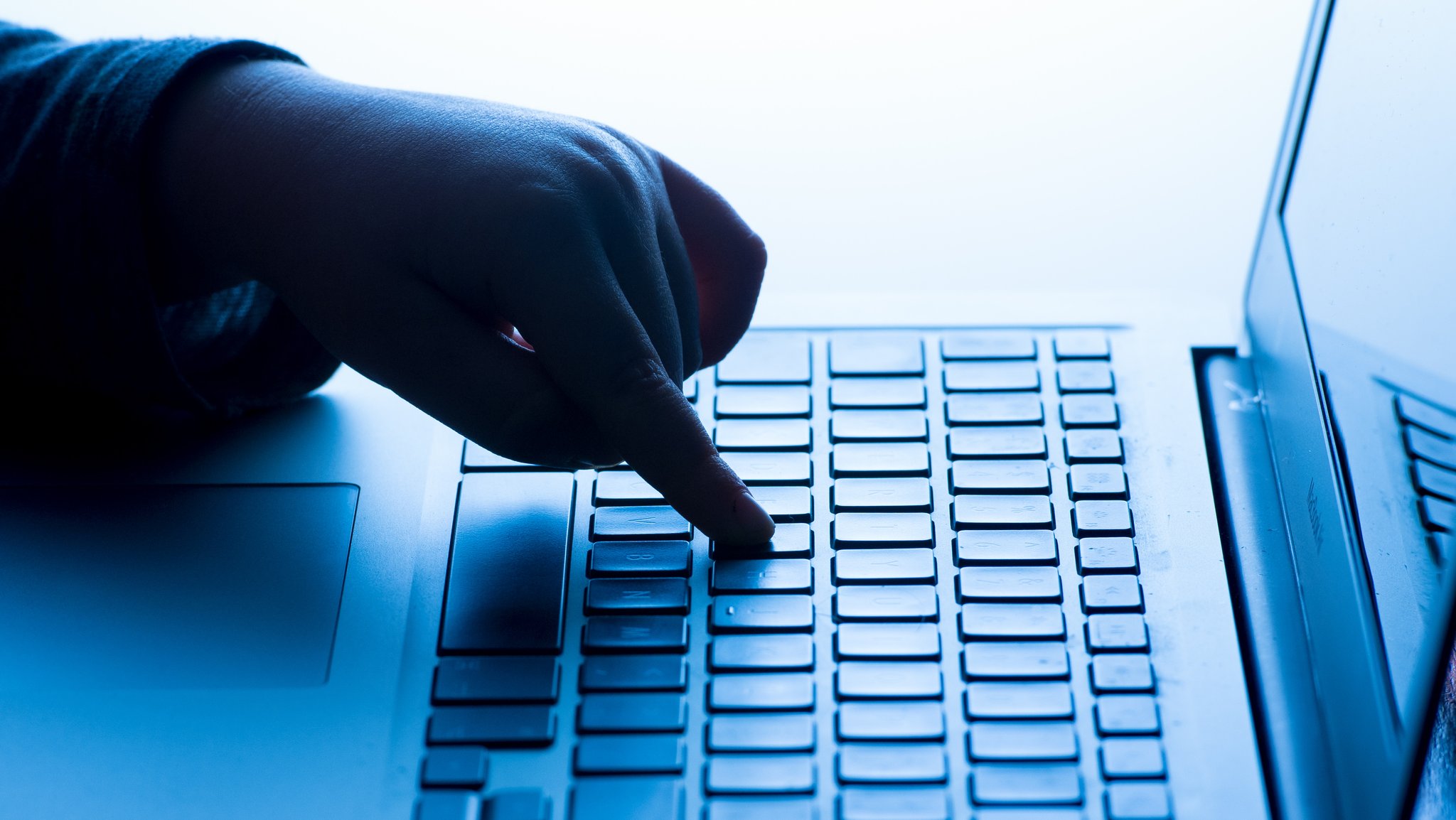 Hacker-Symbolbild / Finger auf Tastatur | Bild: Picture Alliance Hacker-Symbolbild / Finger auf Tastatur