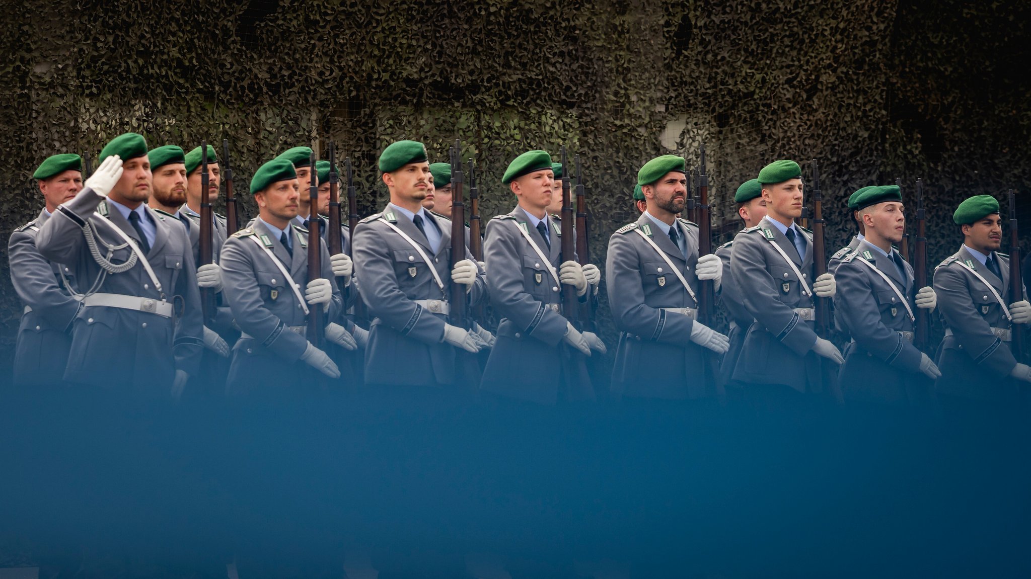 Symbolbild: Die Ehrenformation des Wachbataillons steht angetreten in der Julius-Leber-Kaserne in Berlin