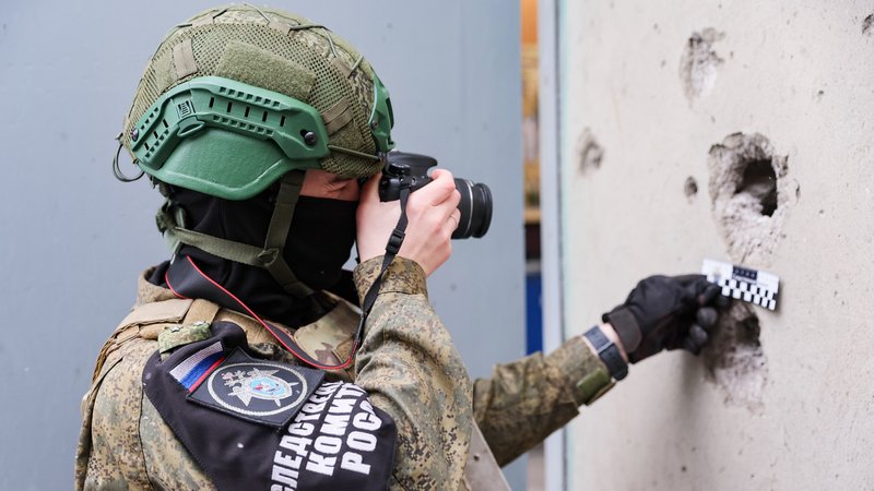 Am 10. Januar bei einer Überprüfung von Schäden an einer beschossenen Autowerkstatt in Makejewka | Bild: Dmitri Jagodkin/Picture Alliance Am 10. Januar bei einer Überprüfung von Schäden an einer beschossenen Autowerkstatt in Makejewka