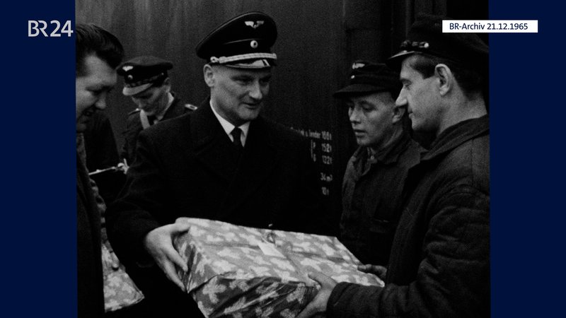 Überreichen der Geschenke | Bild: BR-Archiv Überreichen der Geschenke