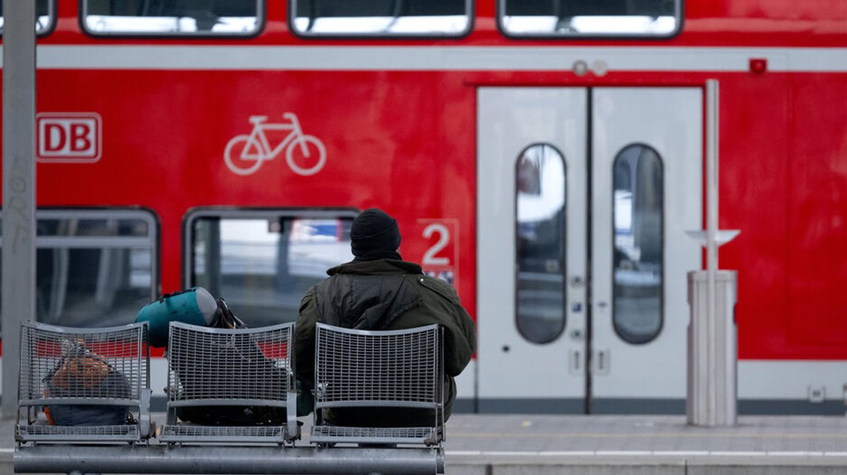 08.03.2024, Bayern, München: Ein Mann wartet auf einem Bahnsteig am Hauptbahnho