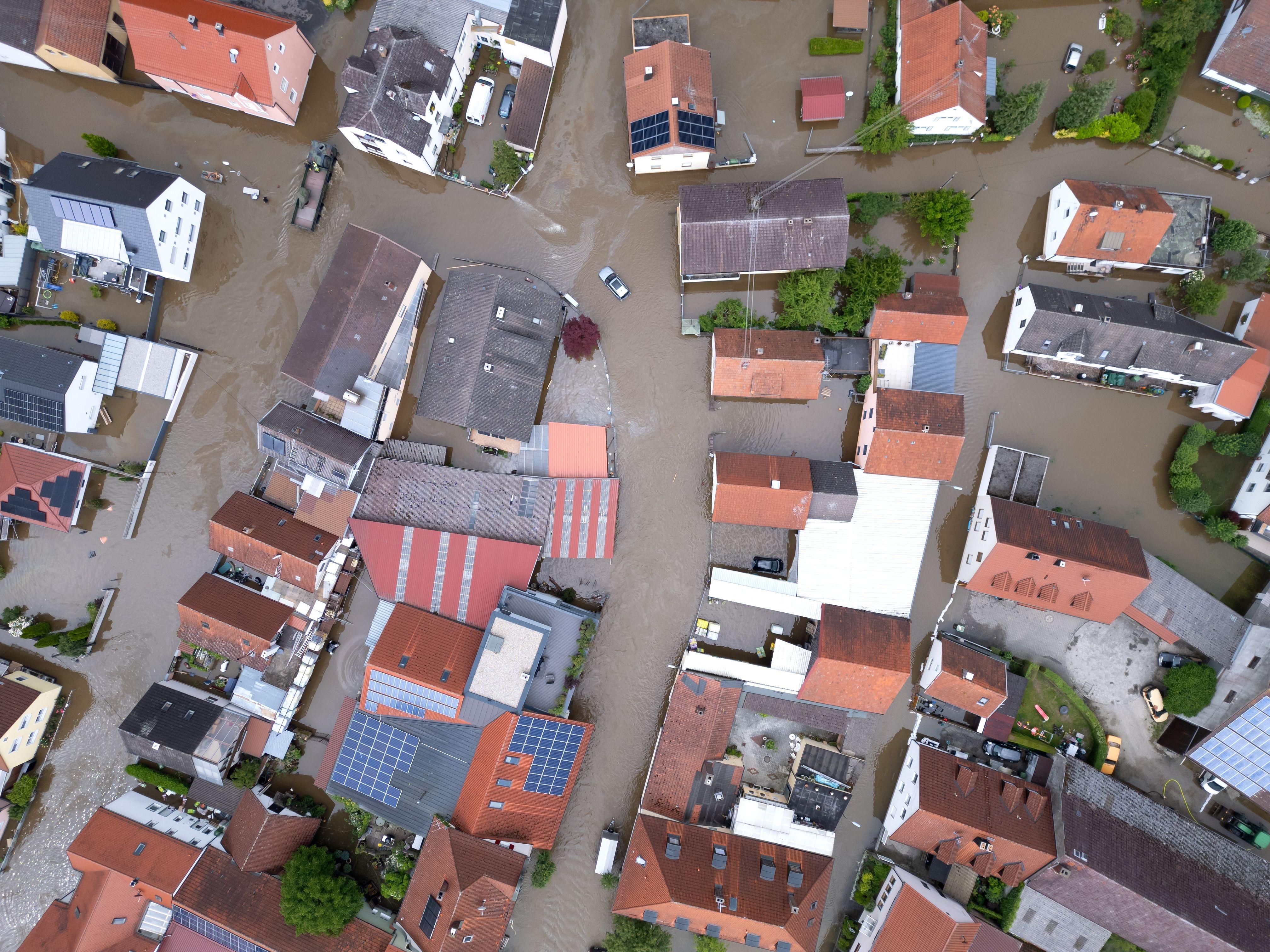 Teile von Reichertshofen sind vom Wasser überflutet. (Luftaufnahme mit einer Drohne) (Archivbild vom 02.06.2024)