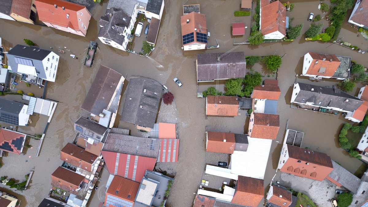 Teile von Reichertshofen sind vom Wasser überflutet. (Luftaufnahme mit einer Drohne) (Archivbild vom 02.06.2024)