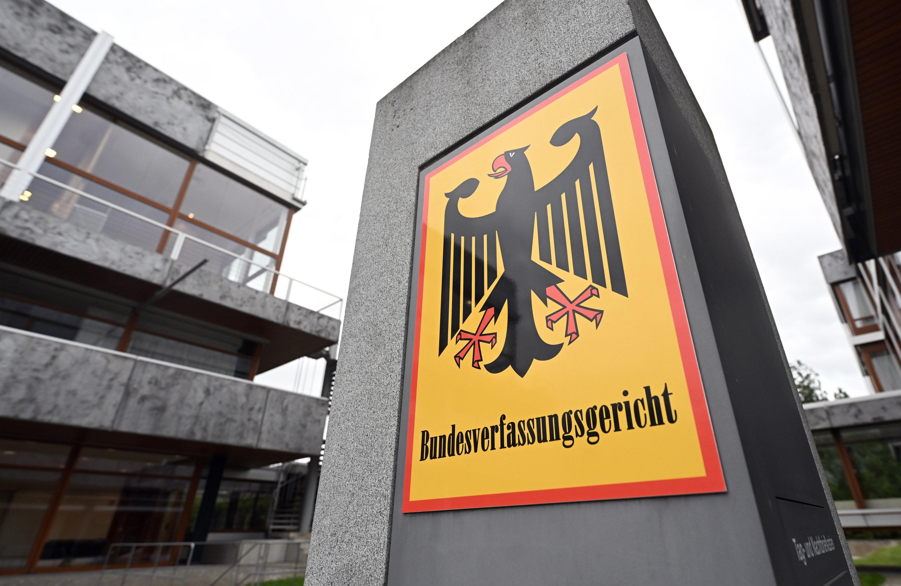 Schild mit Bundesadler am Eingang zum Bundesverfassungsgericht