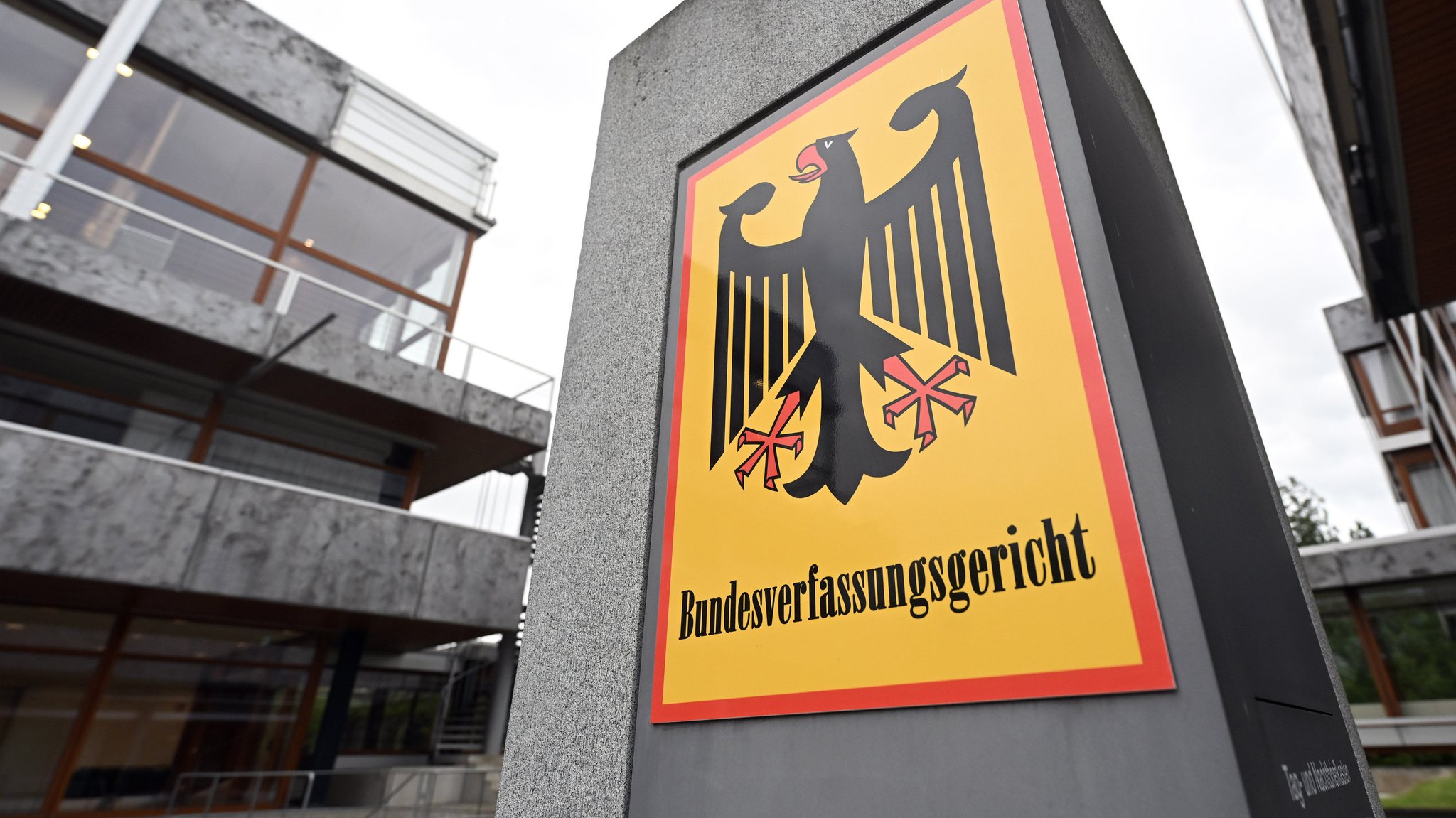 Schild mit Bundesadler am Eingang zum Bundesverfassungsgericht