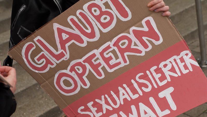 Ein Plakat der Aktionsbewegung "Keine Bühne Bamberg" mit der Aufschrift "Glaubt Opfern sexualisierter Gewalt". 