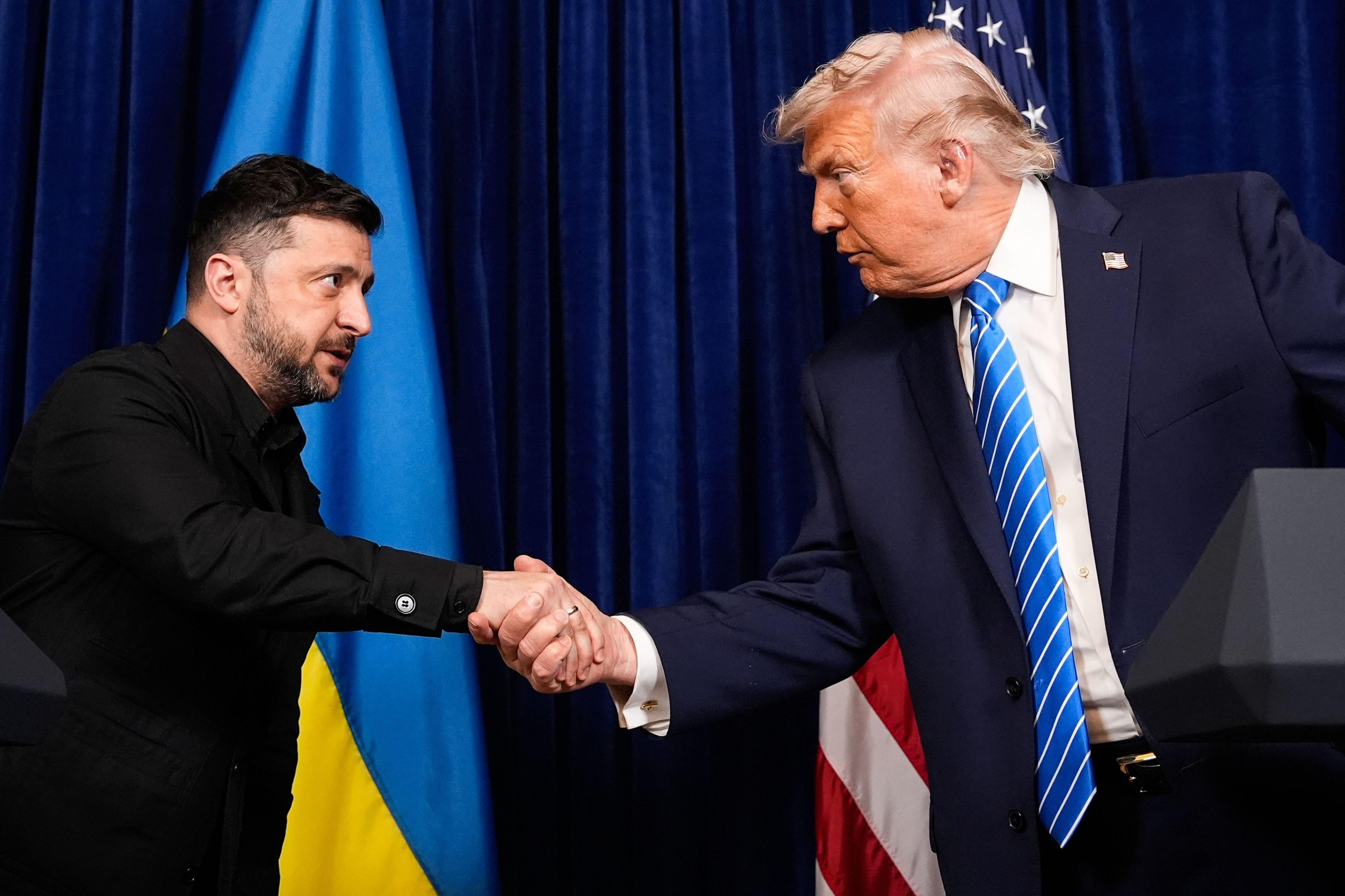 US-Präsident Donald Trump (r) und Wolodymyr Selenskyj, Präsident der Ukraine, geben sich zu Beginn einer gemeinsamen Pressekonferenz nach einem Treffen in Trumps Mar-a-Lago-Club in Florida die Hand.