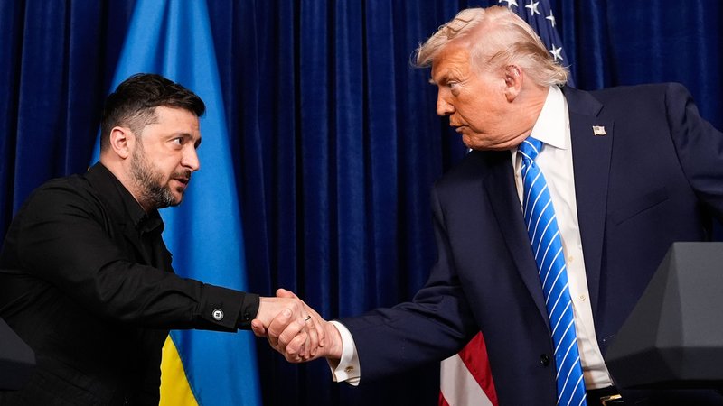 US-Präsident Donald Trump (r) und Wolodymyr Selenskyj, Präsident der Ukraine, geben sich zu Beginn einer gemeinsamen Pressekonferenz nach einem Treffen in Trumps Mar-a-Lago-Club in Florida die Hand. | Bild: dpa-Bildfunk/Alex Brandon US-Präsident Donald Trump (r) und Wolodymyr Selenskyj, Präsident der Ukraine, geben sich zu Beginn einer gemeinsamen Pressekonferenz nach einem Treffen in Trumps Mar-a-Lago-Club in Florida die Hand.