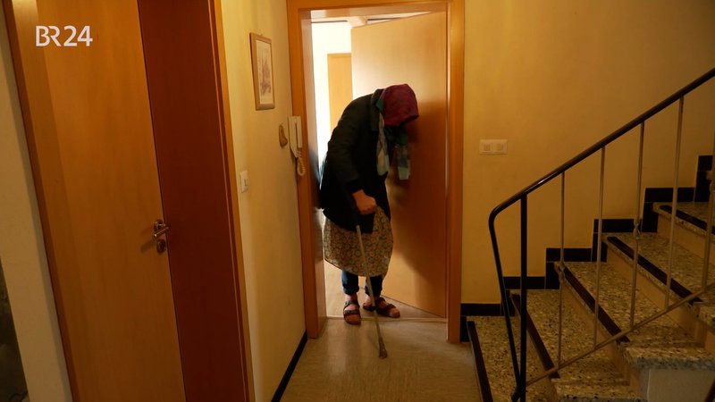 Felix Haas gibt sich als Seniorin aus, um Trickbetrüger zu überführen | Bild: BR Felix Haas gibt sich als Seniorin aus, um Trickbetrüger zu überführen