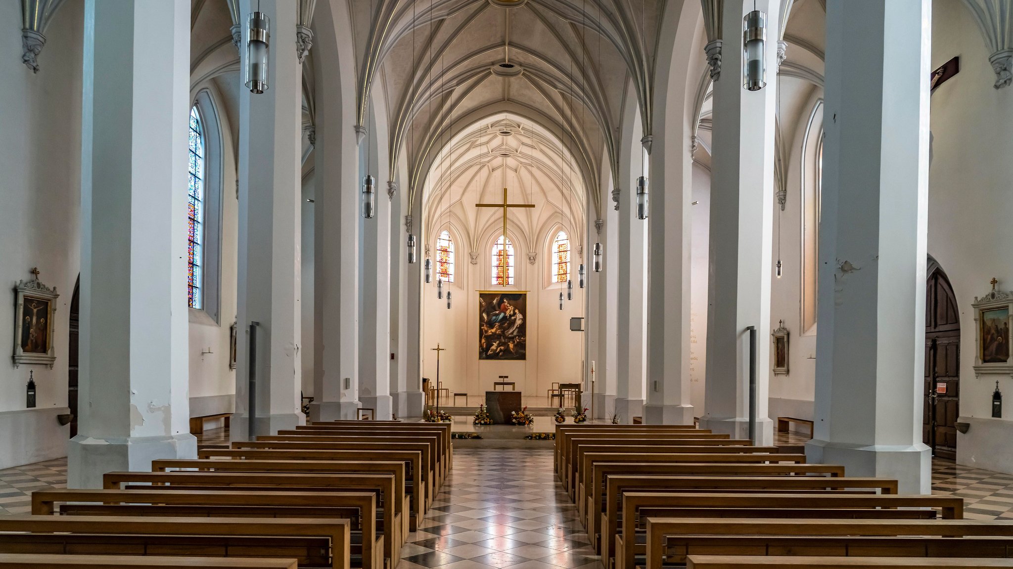 Innenraum der Stadtpfarrkirche St. Nikolaus in Rosenheim.