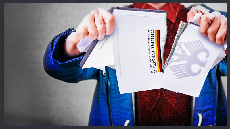 Das Bild zeigt eine symbolhafte Fotomontage: Zwei Hände zerreißen dabei das Grundgesetz. | Bild: colourbox.com/931, picture alliance / Fotostand | Fotostand / K. Schmitt, picture alliance / ZB | Jens Kalaene, picture alliance/dpa | Sebastian Gollnow; Montage: BR/Maxi Schumann Das Bild zeigt eine symbolhafte Fotomontage: Zwei Hände zerreißen dabei das Grundgesetz.