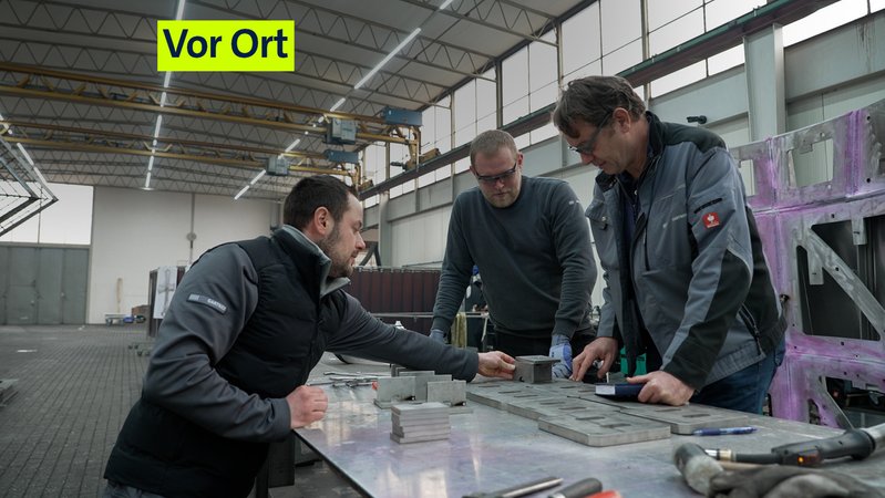 Ingenieure bei Gartner in Gundelfingen setzen das Kreuz der Sagrada Família zusammen - der nun höchsten Kirche der Welt in Barcelona. | Bild: BR/Peter Allgaier Ingenieure bei Gartner in Gundelfingen setzen das Kreuz der Sagrada Família zusammen - der nun höchsten Kirche der Welt in Barcelona.