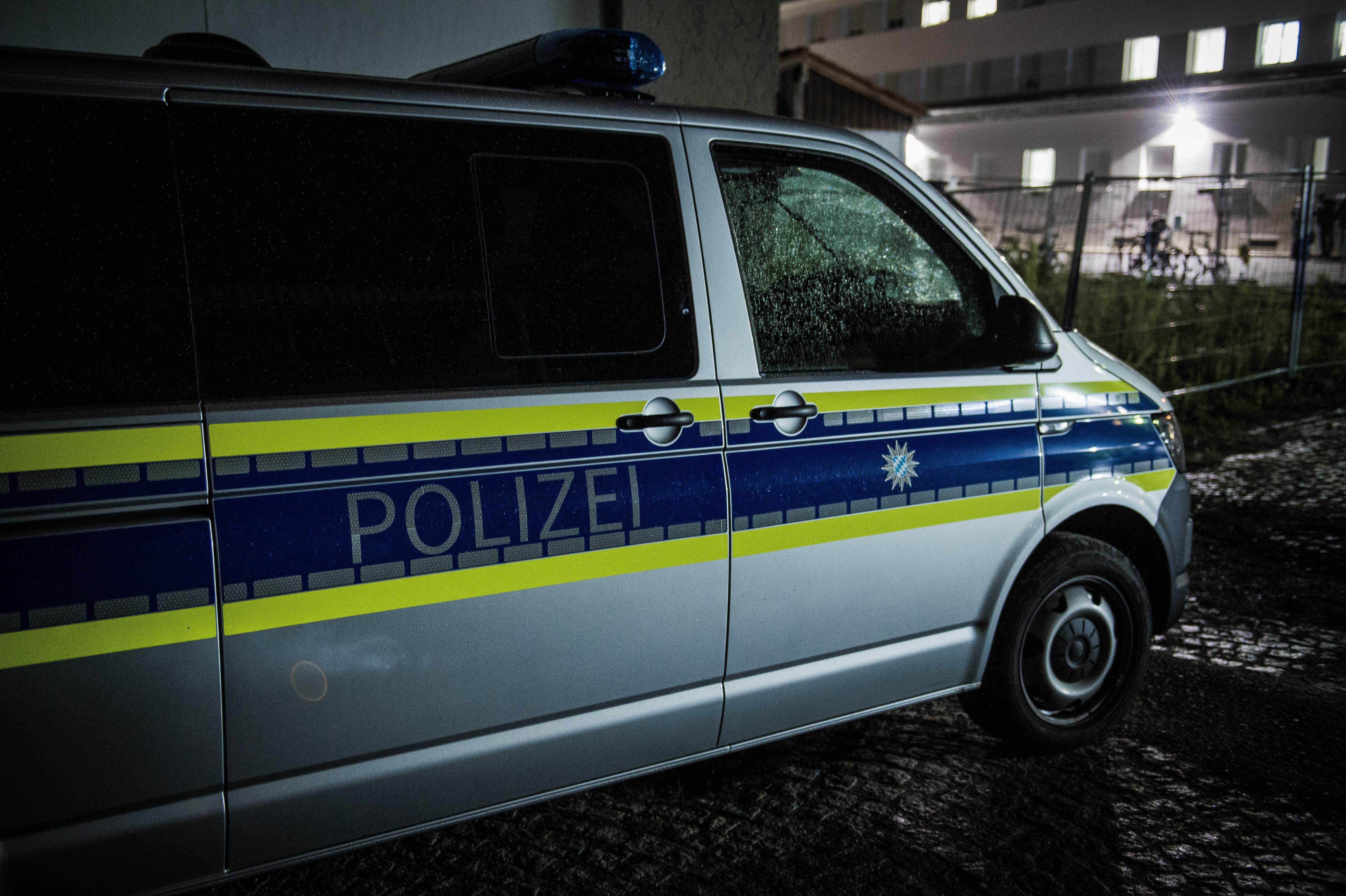 Ein Polizeibus in der Tatnacht vor dem Ankerzentrum Deggendorf | Bild:news5