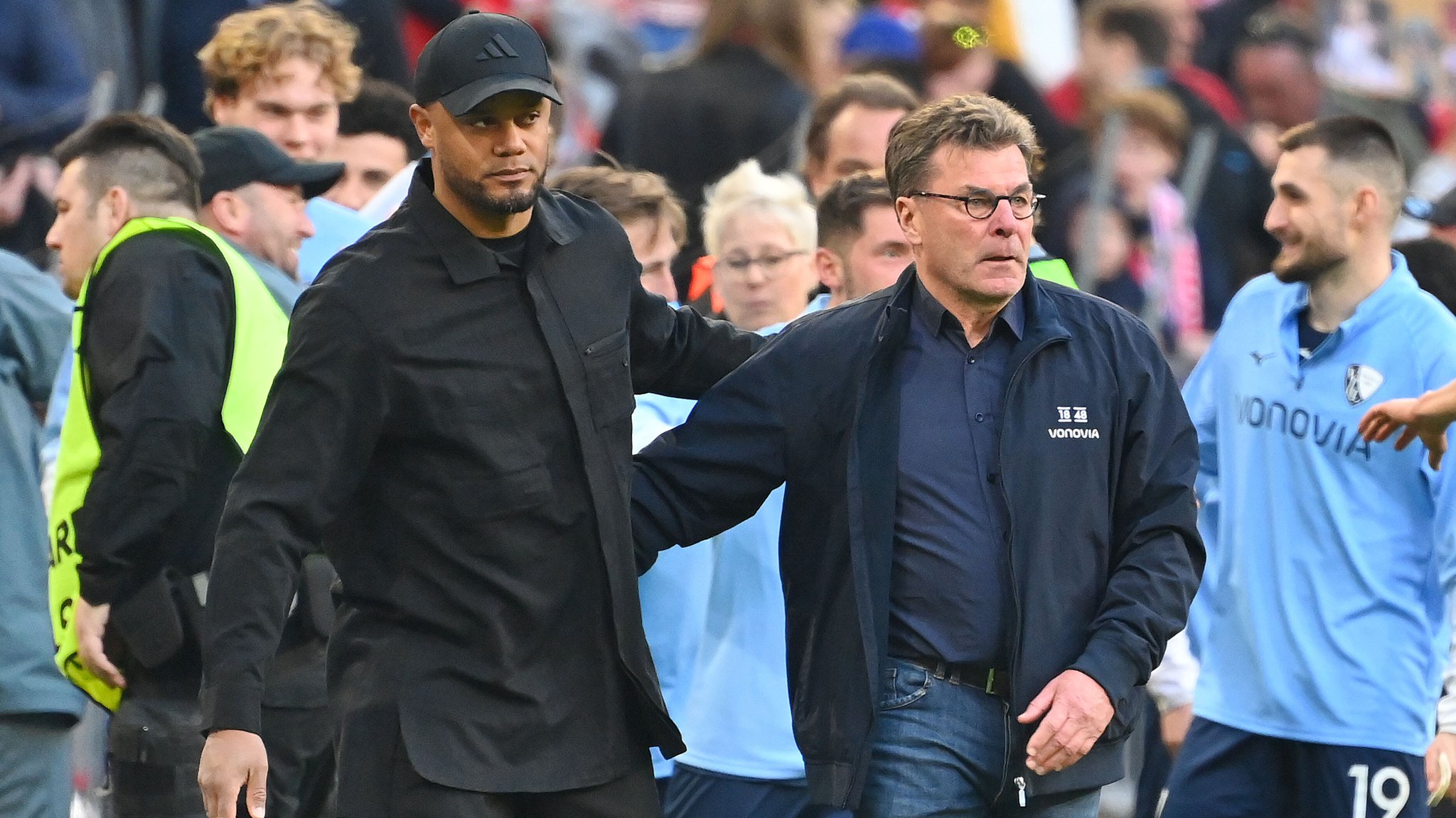 Die Fußball-Trainer Vincent Kompany (FC Bayern) und Dieter Hecking (VfL Bochum)