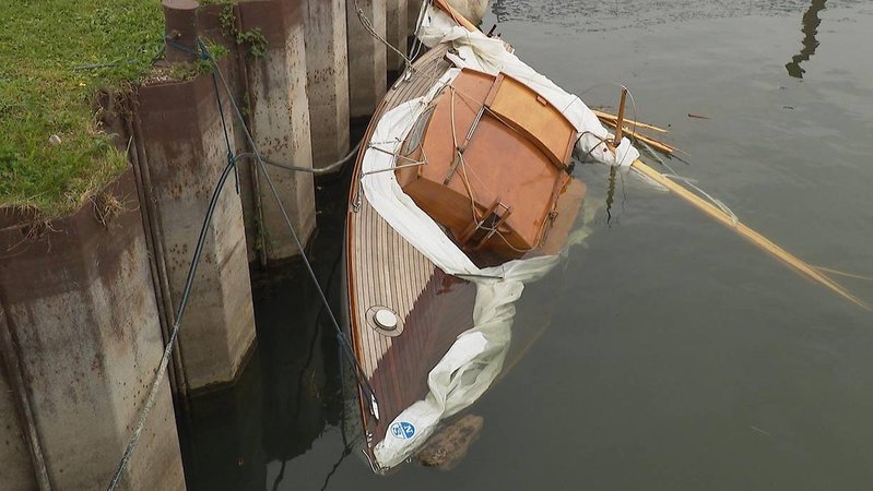 Die Feuerwehr holte das Boot aus dem Wasser und übergab es für weitere Untersuchungen der Staatsanwaltschaft. | Bild: ORF Vorarlberg Die Feuerwehr holte das Boot aus dem Wasser und übergab es für weitere Untersuchungen der Staatsanwaltschaft.