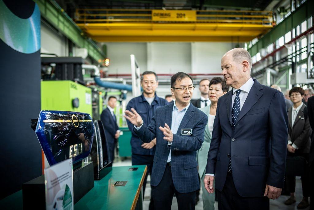 15.04.2024, China, Shanghai: Bundeskanzler Olaf Scholz (SPD, r) besucht das Innovationszentrum von Covestro, wo Neuentwicklungen aus Kunststoffen und Recycling Materialen entstehen. Scholz befindet sich auf seiner dreitägigen China-Reise. Foto: Michael Kappeler/dpa +++ dpa-Bildfunk +++