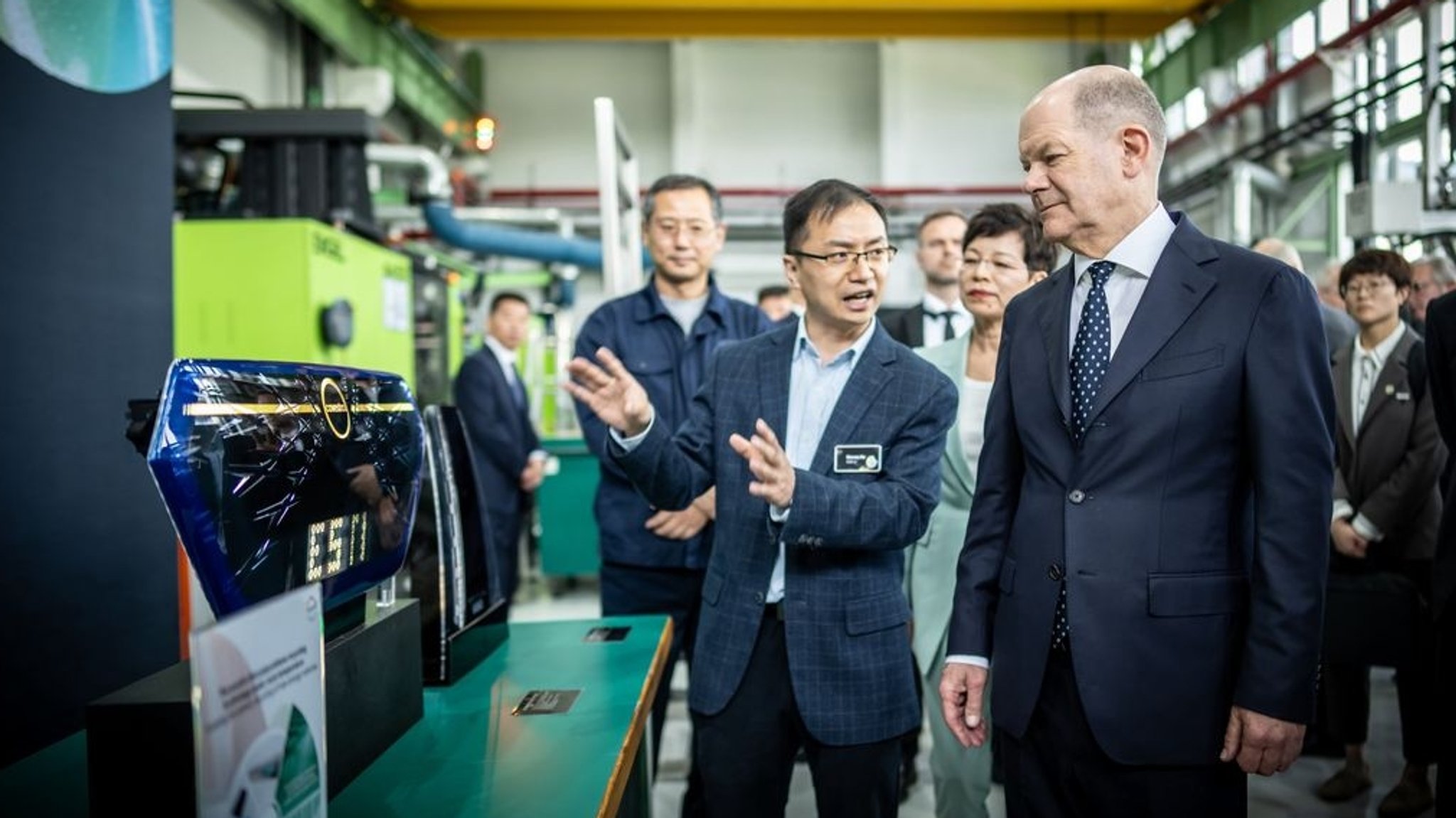 15.04.2024, China, Shanghai: Bundeskanzler Olaf Scholz (SPD, r) besucht das Innovationszentrum von Covestro, wo Neuentwicklungen aus Kunststoffen und Recycling Materialen entstehen. Scholz befindet sich auf seiner dreitägigen China-Reise. Foto: Michael Kappeler/dpa +++ dpa-Bildfunk +++